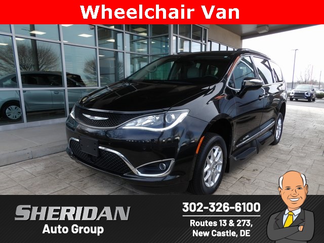 2018 Chrysler Pacifica Limited's photo