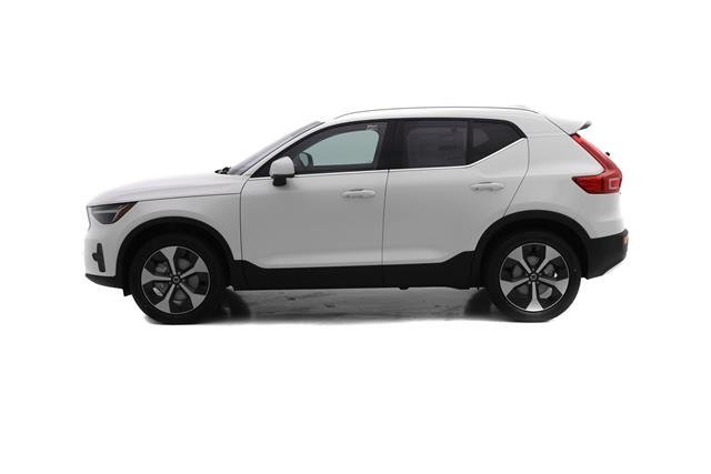 2025 Volvo XC40 Core photo 3