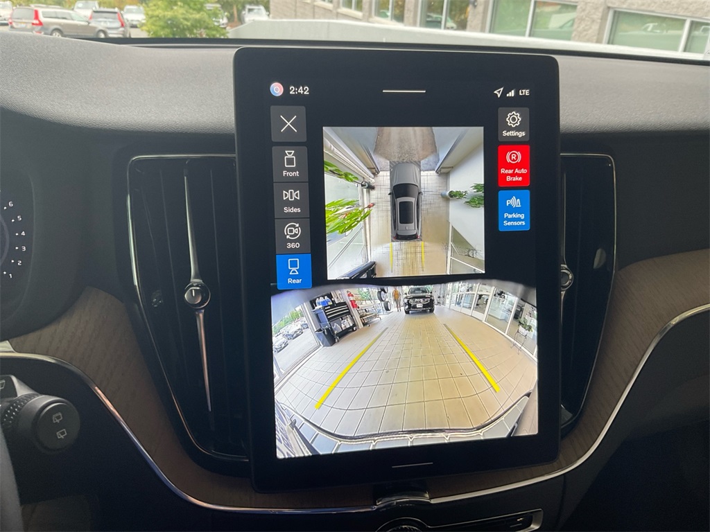 2026 Volvo XC60 B5 Plus photo 24