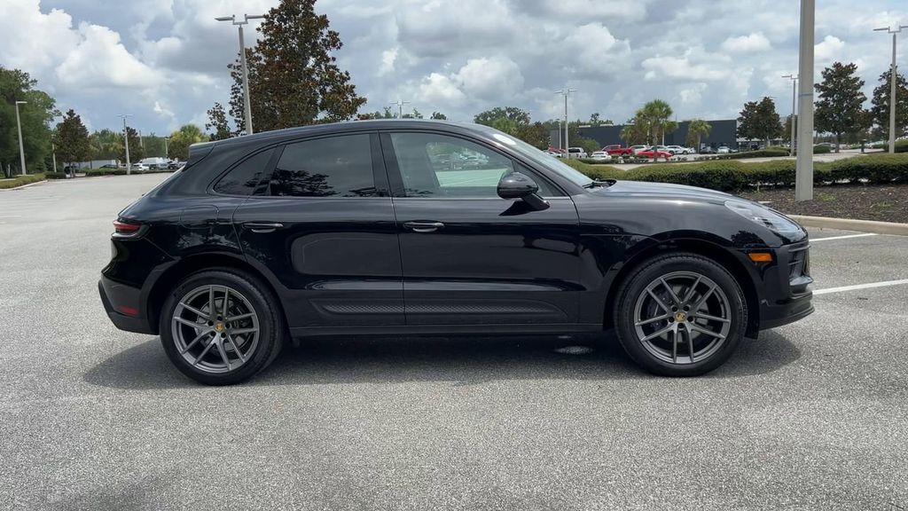 2025 Porsche Macan Base photo 9