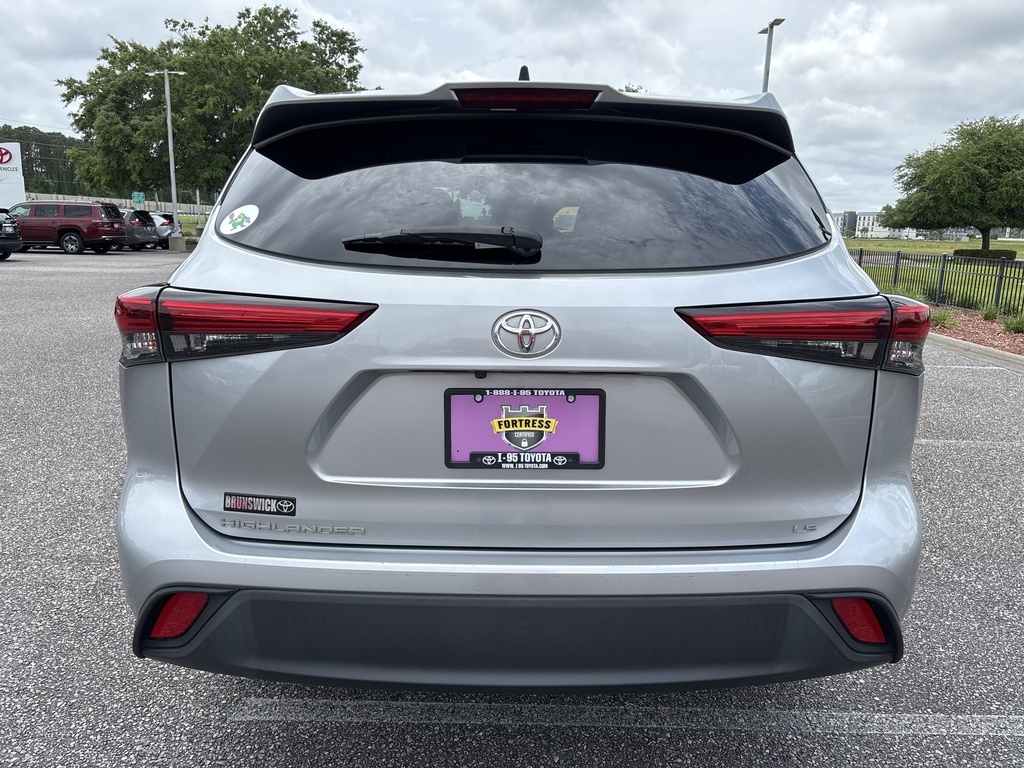 2022 Toyota Highlander LE photo 4