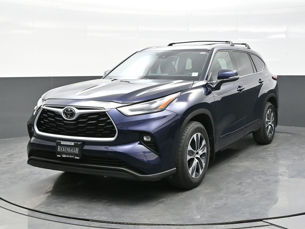 2022 Toyota Highlander XLE photo 2