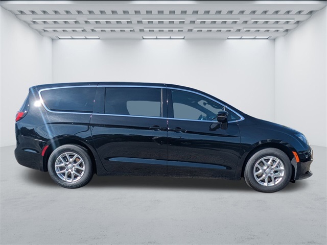 2025 Chrysler Voyager LX photo 3