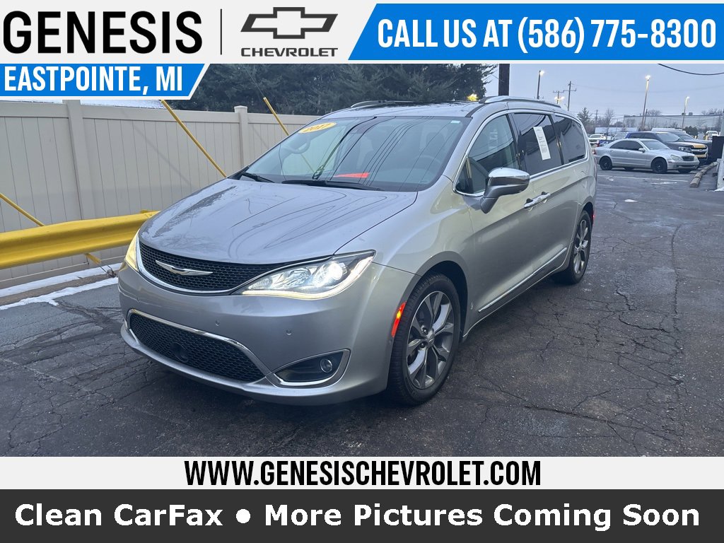 2017 Chrysler Pacifica Limited's photo