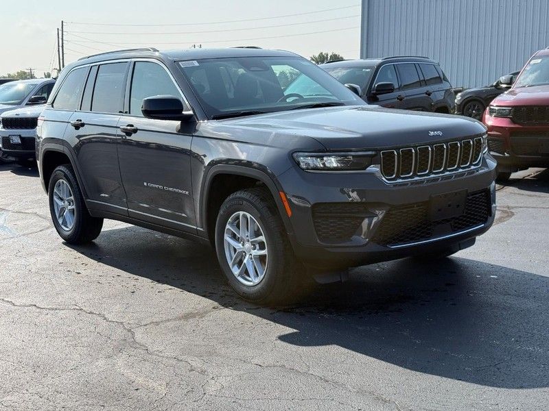 2025 Jeep Grand Cherokee Laredo X photo 2