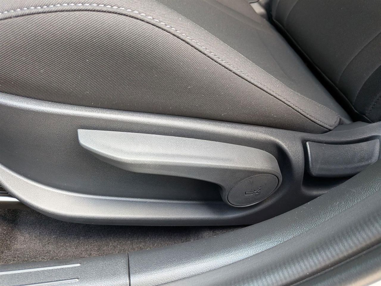 2025 Hyundai Elantra SEL Sport photo 14