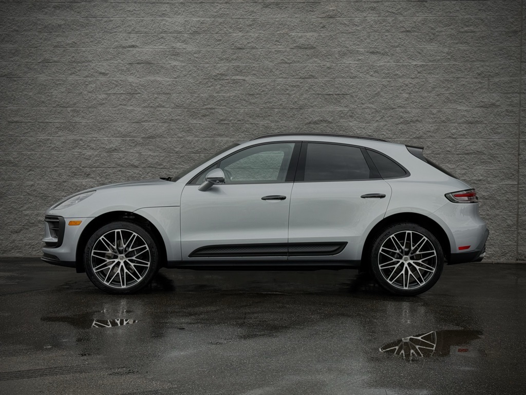 2025 Porsche Macan T photo 2