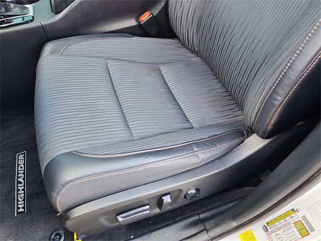 2019 Toyota Highlander LE Plus photo 11