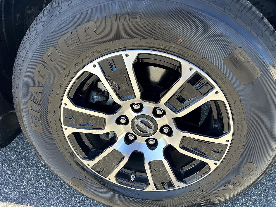 2024 Nissan Titan SV Crew Cab photo 12