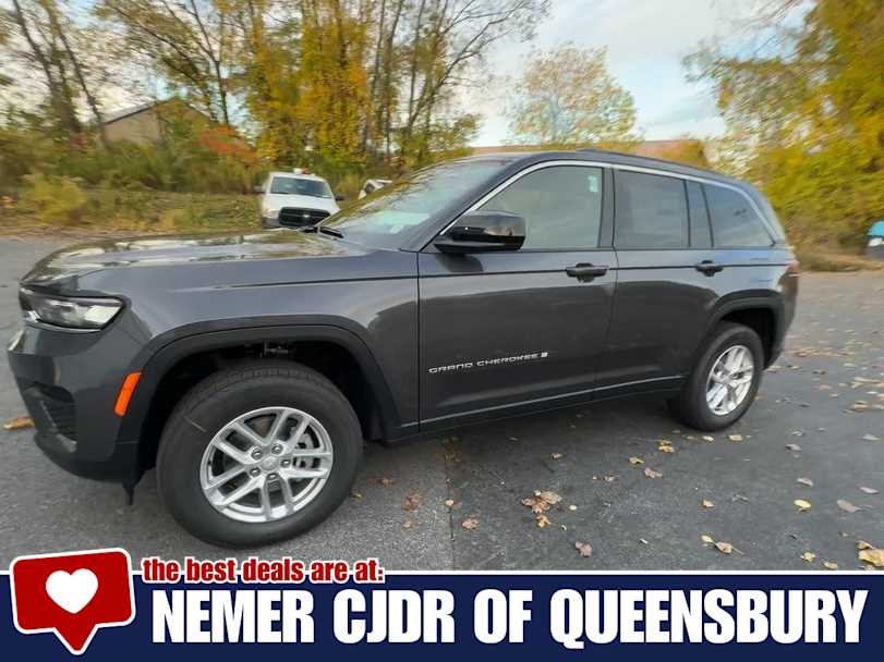 2025 Jeep Grand Cherokee Laredo photo 3