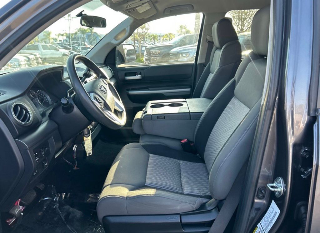 2017 Toyota Tundra SR5 photo 4