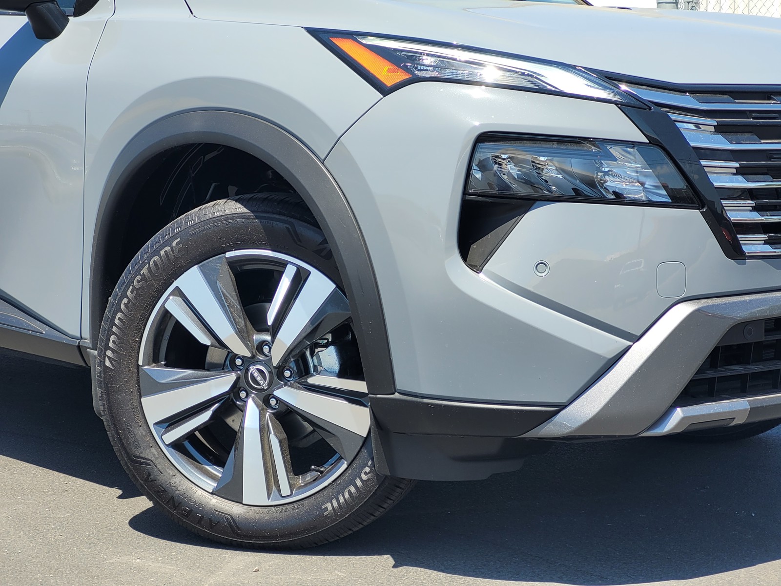 2025 Nissan Rogue SL photo 3