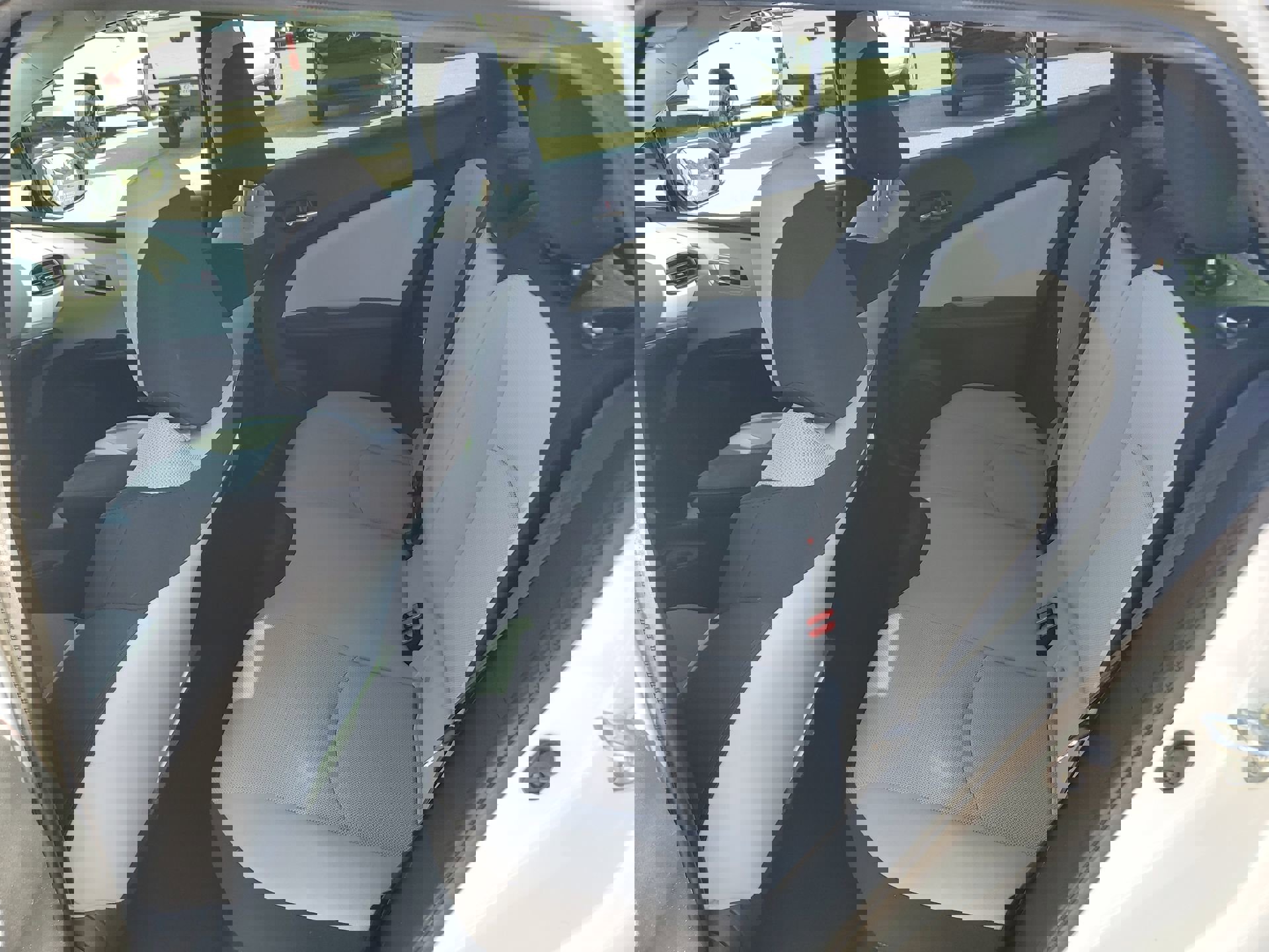 2022 Toyota Prius L photo 17