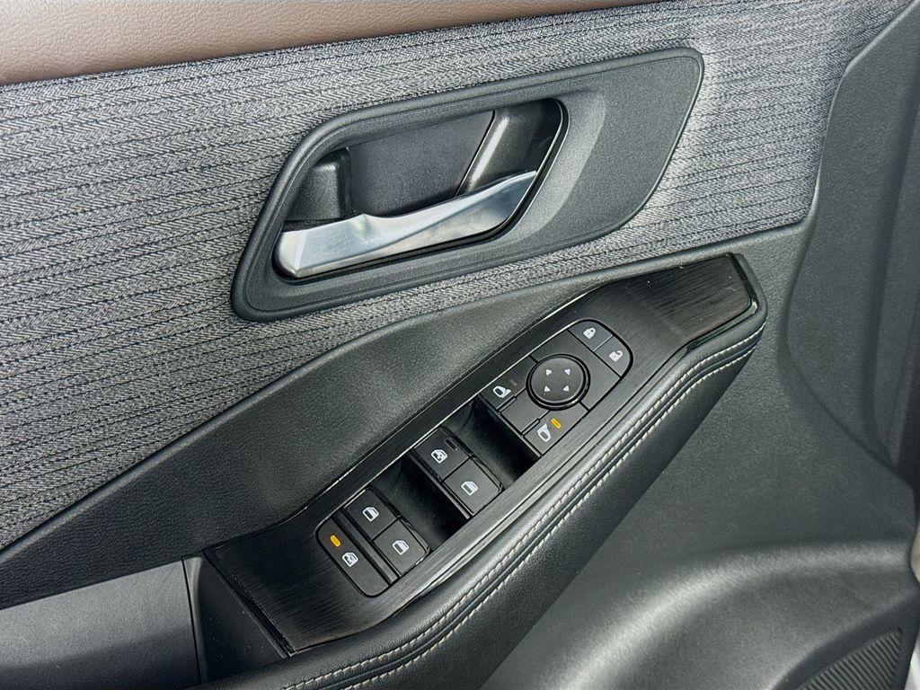 2022 Nissan Rogue SV photo 17