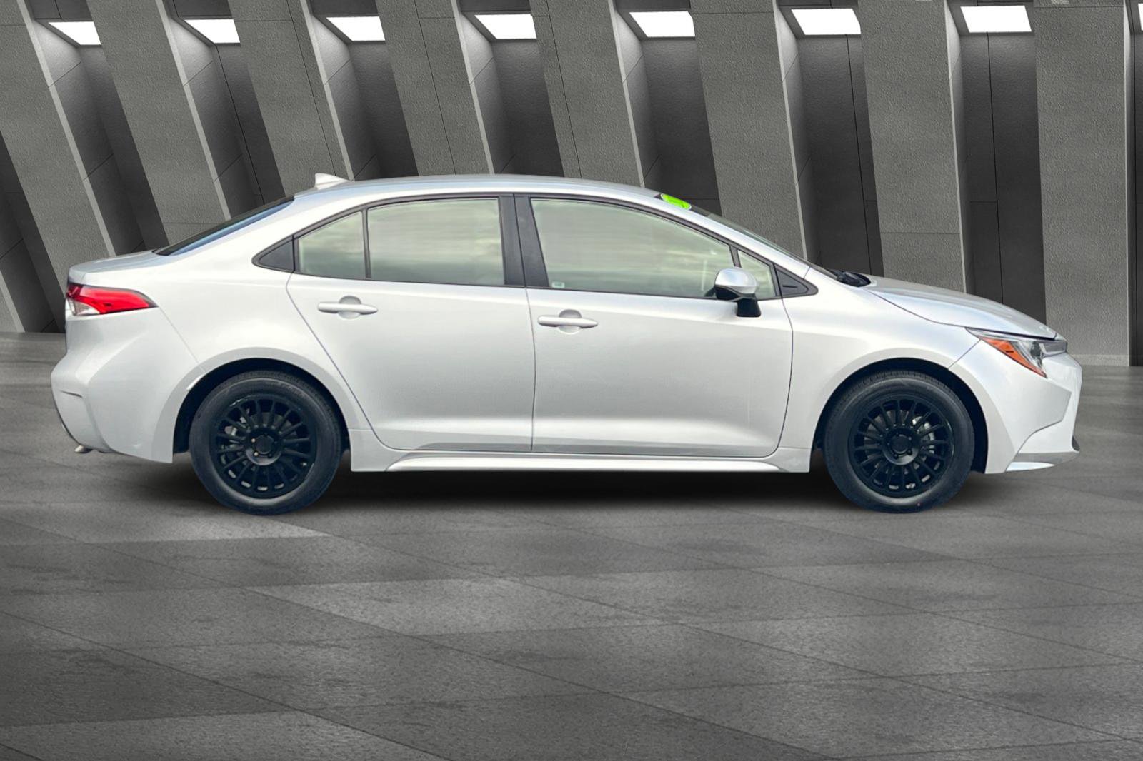 2020 Toyota Corolla LE photo 2