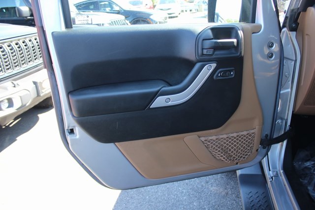 2015 Jeep Wrangler Unlimited Sahara photo 13