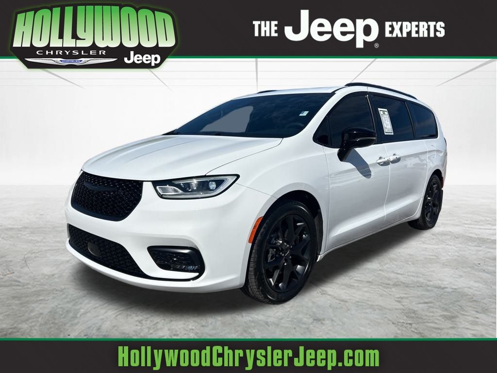 2024 Chrysler Pacifica Limited's photo