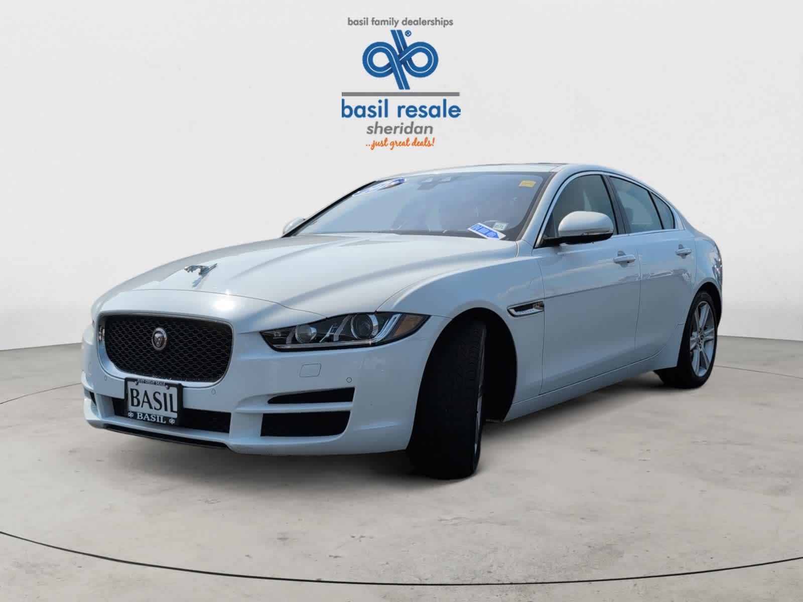 2018 Jaguar XE Prestige photo 2