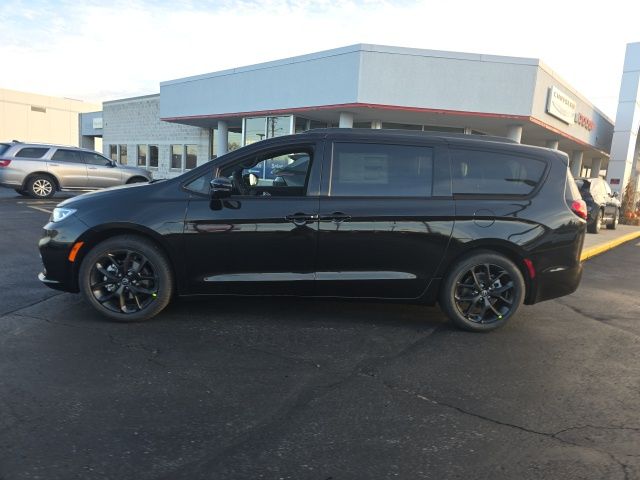 2026 Chrysler Pacifica photo 4