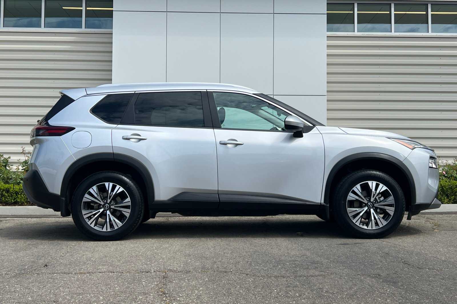 2023 Nissan Rogue SV photo 2