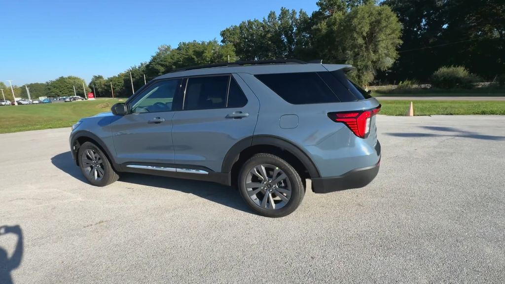 2025 Ford Explorer photo 6