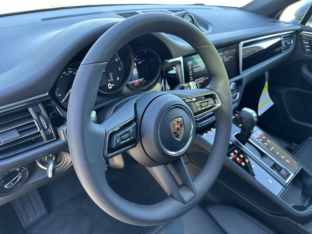 2025 Porsche Macan Base photo 12