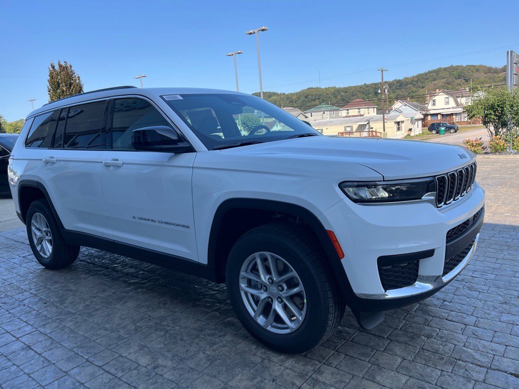 2025 Jeep Grand Cherokee Laredo Altitude photo 2