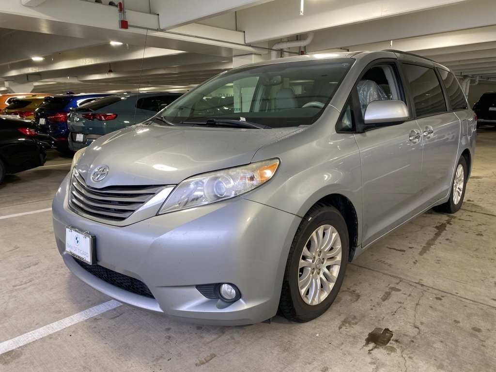 2013 Toyota Sienna XLE's photo