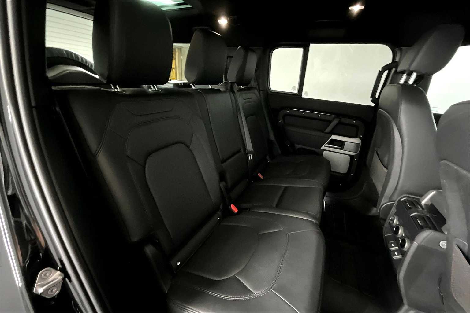 2023 Land Rover Defender SE photo 17