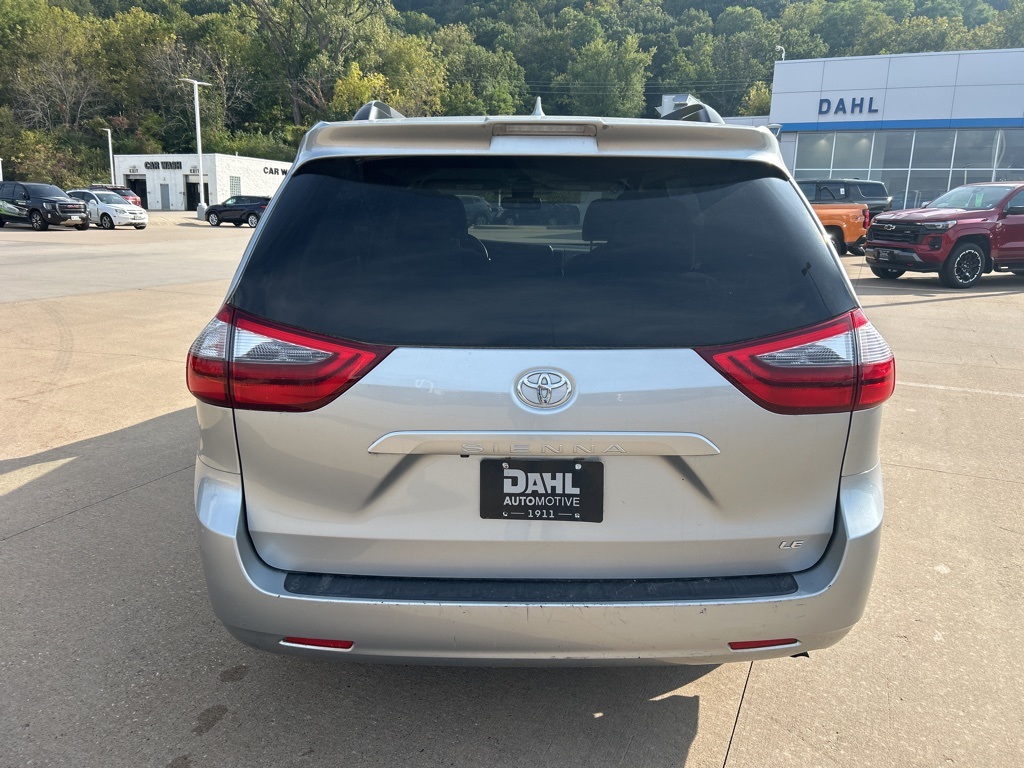 2020 Toyota Sienna LE photo 5