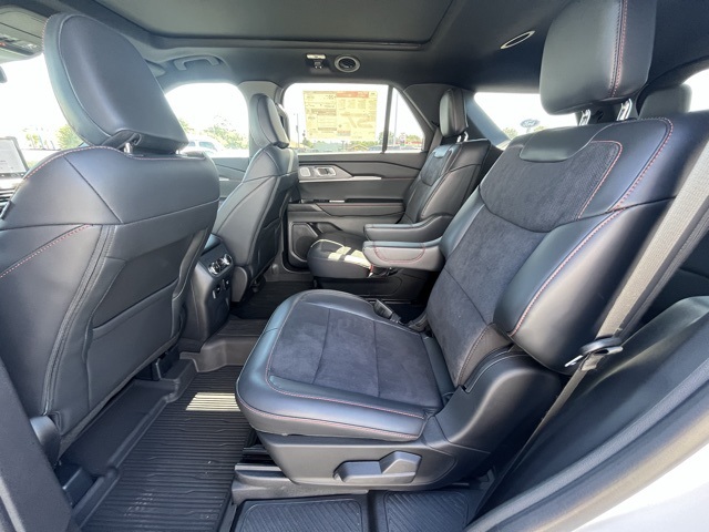 2025 Ford Explorer ST photo 7