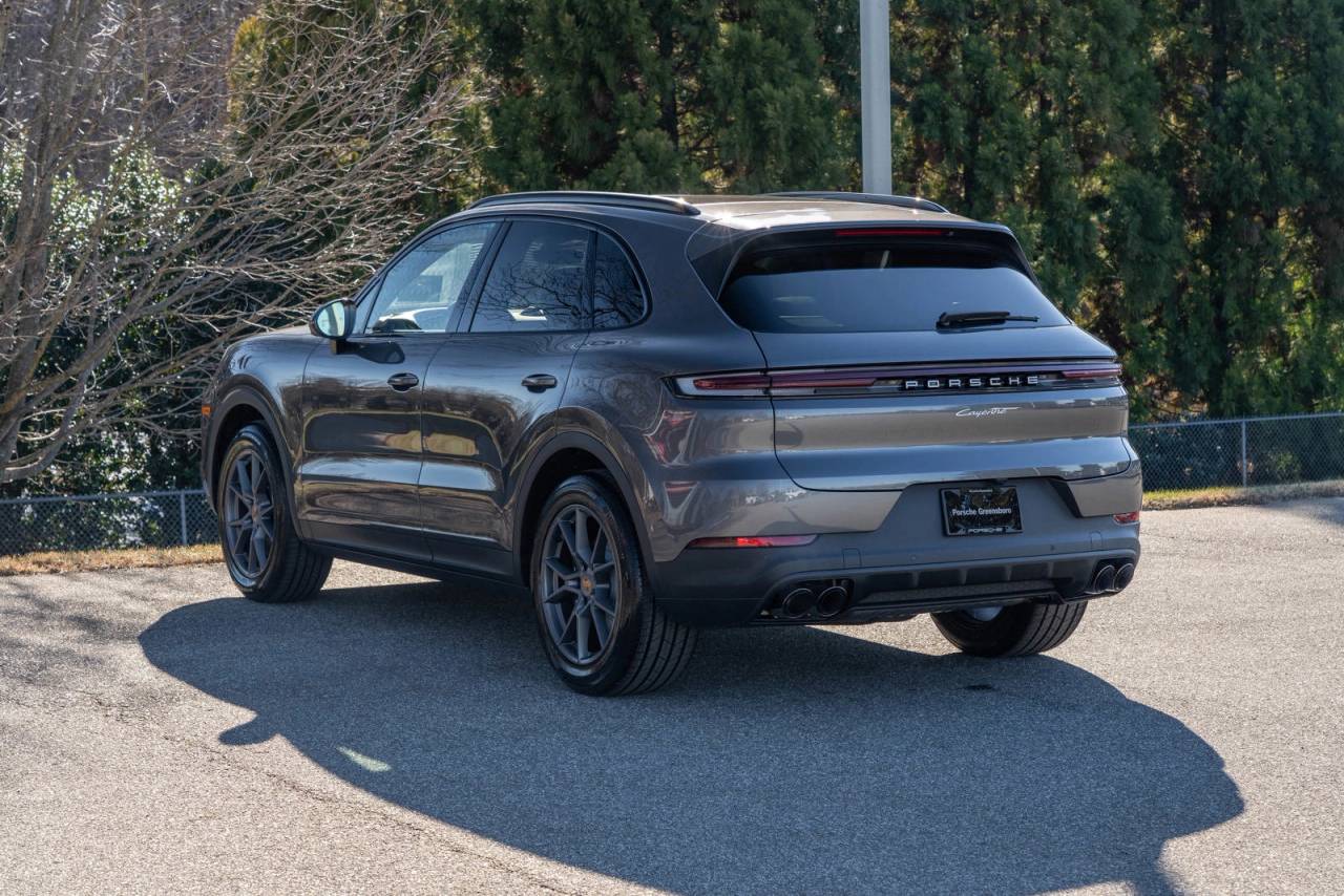 2025 Porsche Cayenne Base photo 2