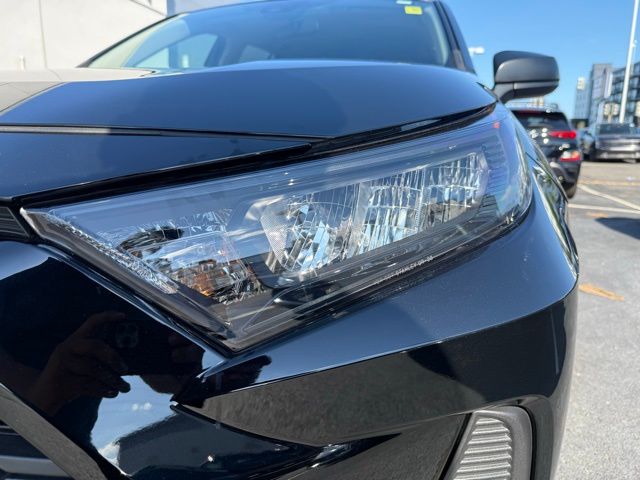 2022 Toyota RAV4 LE photo 10
