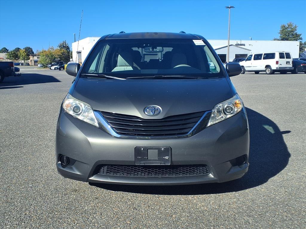2012 Toyota Sienna LE photo 2