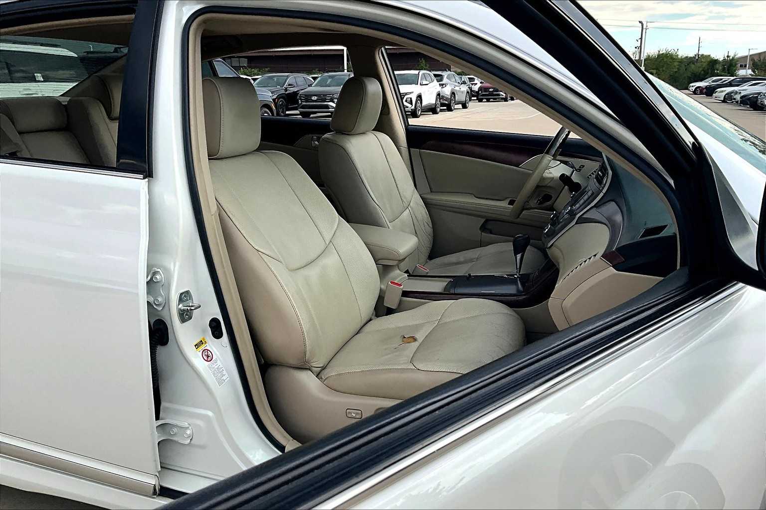 2011 Toyota Avalon Limited photo 8
