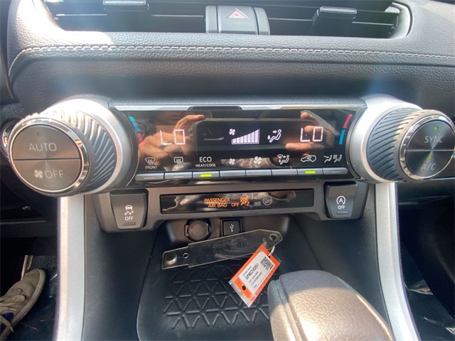 2021 Toyota RAV4 XLE photo 8