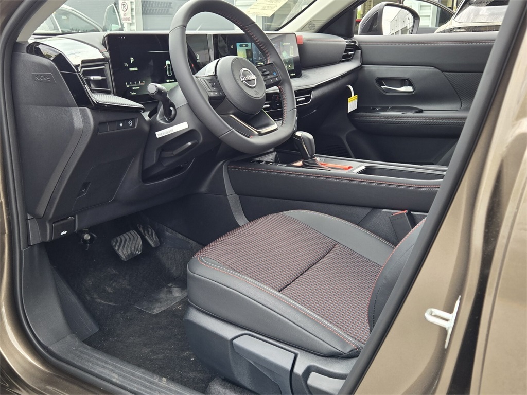 2026 Nissan Kicks SR photo 4