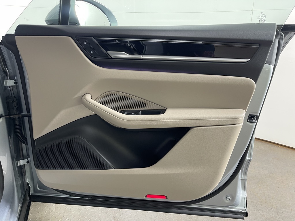 2025 Porsche Macan Electric 4 photo 14
