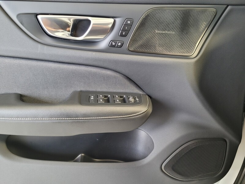 2024 Volvo S60 B5 Plus Black Edition photo 29