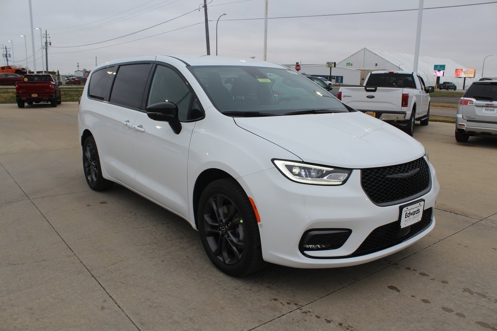 2026 Chrysler Pacifica Select's photo