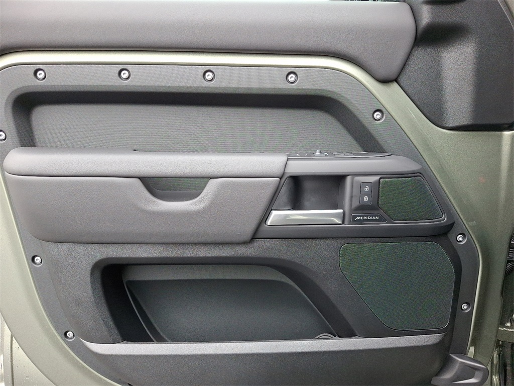 2025 Land Rover Defender 110 S photo 7
