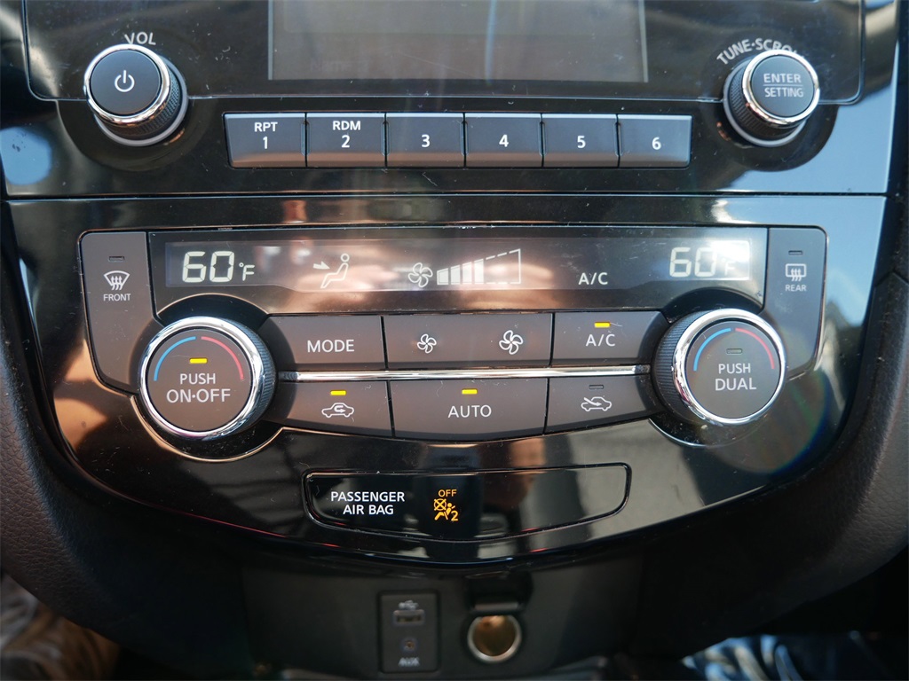 2017 Nissan Rogue SV photo 26