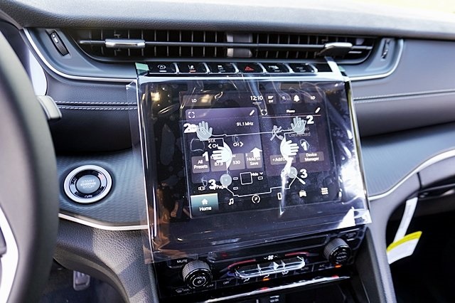 New 2024 Bright White Clear-Coat Exterior Paint Jeep Laredo image 28