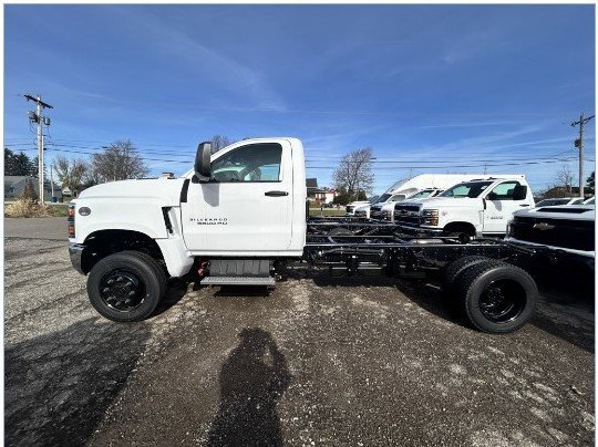 2024 Chevrolet Silverado 5500HD LT photo 2