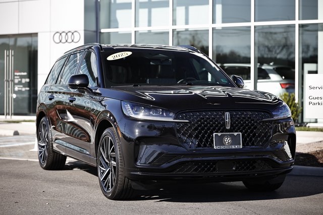 2025 Lincoln Aviator Black Label photo 2