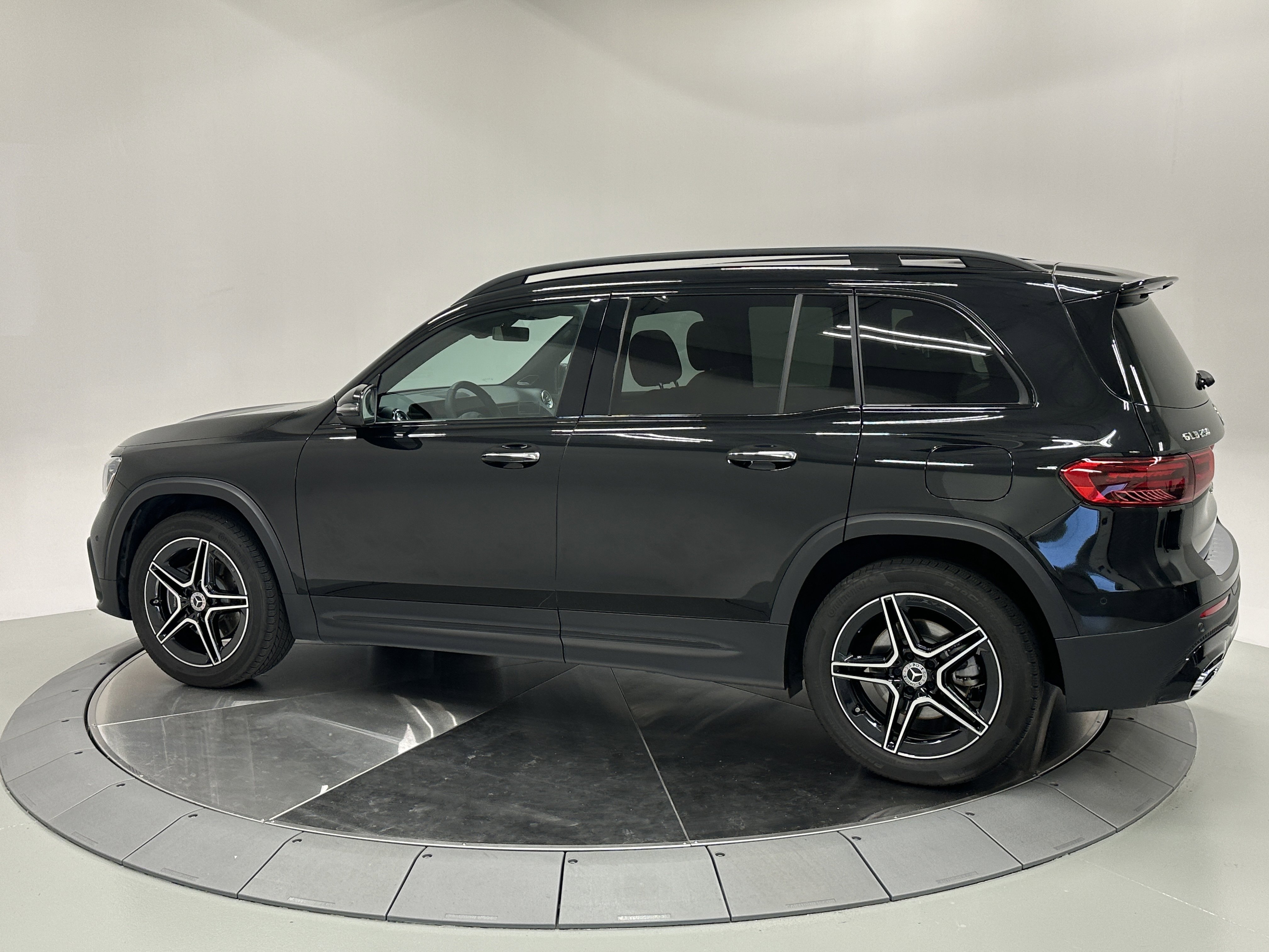 2024 Mercedes Benz GLB 250 photo 5