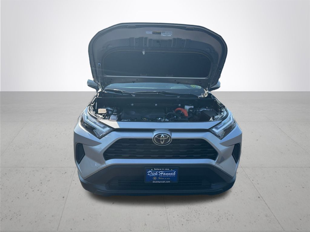 2025 Toyota RAV4 Hybrid XLE photo 4