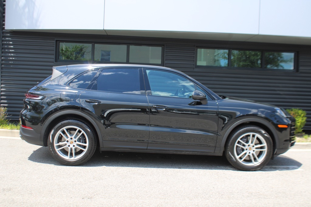 2025 Porsche Cayenne Base photo 10