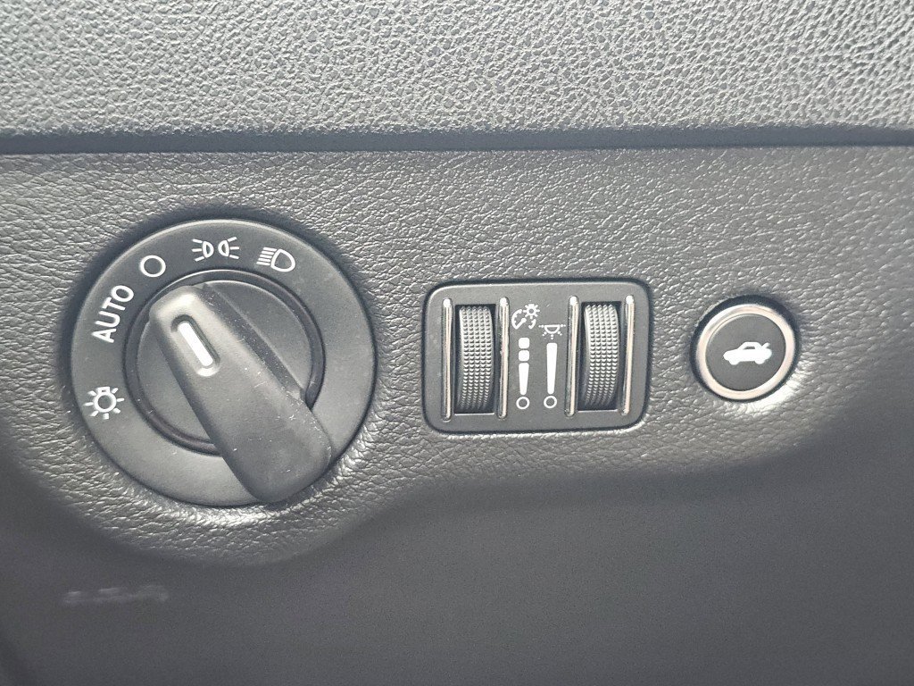 2012 Dodge Charger SE photo 9