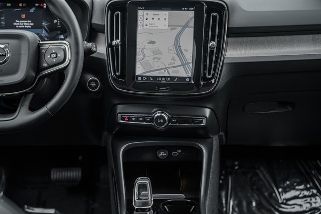 2024 Volvo XC40 Plus photo 17